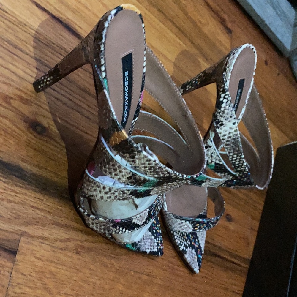 BCBG NWB sexy multi colored snake print slides. Sz 6. Never worn.